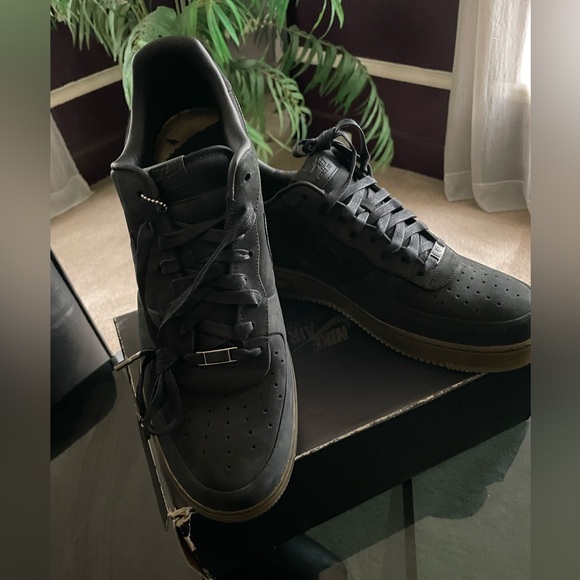 Limited Edition AIR FORCE 1 SPRM '07 (LEBRON)
Size 14
BLACK/BLACK-MET GOLD - Picture 7 of 11